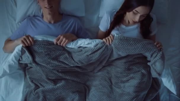 Pareja Que Duerme Por Noche Pareja Acostada Cama Pareja Encantadora — Vídeos de Stock