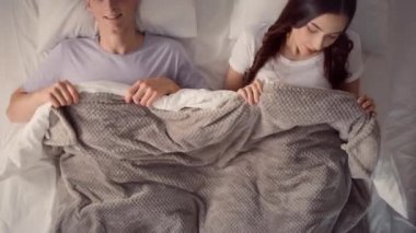Geceleri uyuyan çift. Yatakta yatan bir çift. Yatakta Ötekiler 'e bakan sevimli bir çift. Yatma vakti. Yukarı Aşağı Görünüm