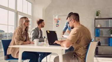 Ofiste çalışan yaratıcı ekip. Takımın sunumu. Yaratıcı Ofis 'te takım çalışması. Ofis Ekibi birlikte çalışıyor..