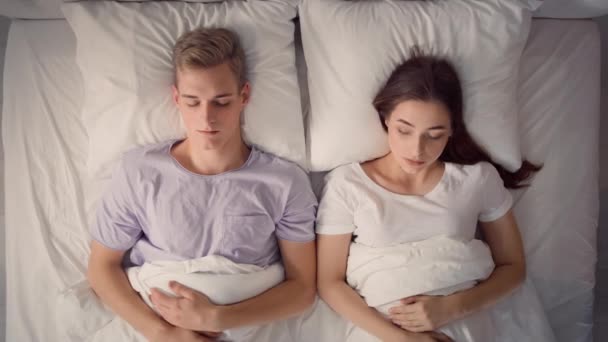 情侣们早上睡在床上 睡觉时拥抱在一起 — 图库视频影像