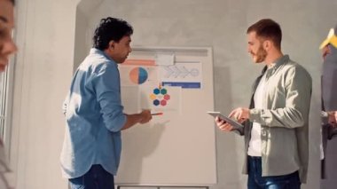 Yaratıcı Ofis 'te bilgisayar üzerinde çalışan bir kız. Ofiste İki Adam Sunumu Tartışıyor. Yaratıcı Ofis Çalışması.