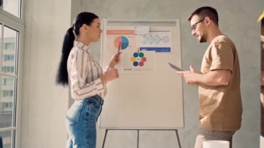 Yaratıcı Ofis 'te bilgisayar üzerinde çalışan Hintli adam. Takım Ofiste Sunum Konuşması. Yaratıcı Ofis Çalışması.