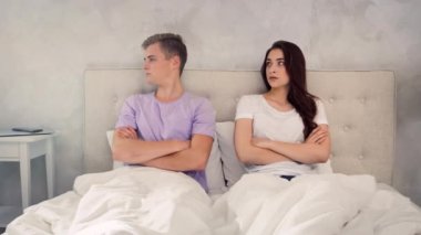 Yataktaki çift birbirine kızgın. Yatakta Çift Sabah.