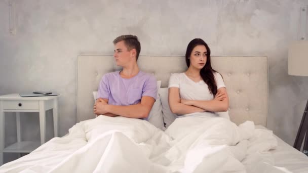 ベッドの中でお互いに怒っているカップル ベッドでカップルの朝 — ストック動画