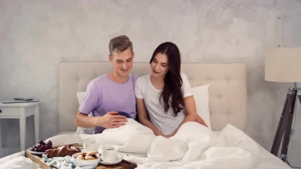 Couple Petit Déjeuner Lit Bonjour Petit Déjeuner Homme Taquiner Fille — Video