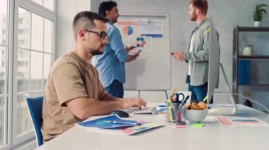 Yaratıcı Ofis 'te bilgisayar üzerinde çalışan adam. Takım Ofiste Sunum Konuşması. Yaratıcı Ofis Çalışması.