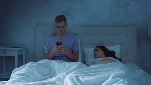 Mannen Chattar Telefon Medan Flickan Sover Natten Mannen Som Använder — Stockvideo