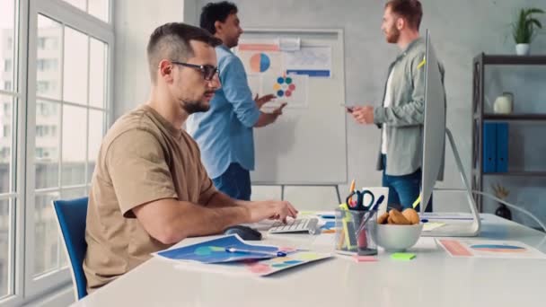 Man Werkt Creative Office Team Discussiëren Presentatie Office Creatief Kantoorwerk — Stockvideo