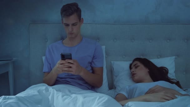 Bărbat Vorbind Telefon Timp Fata Doarme Noaptea Bărbat Care Foloseşte — Videoclip de stoc