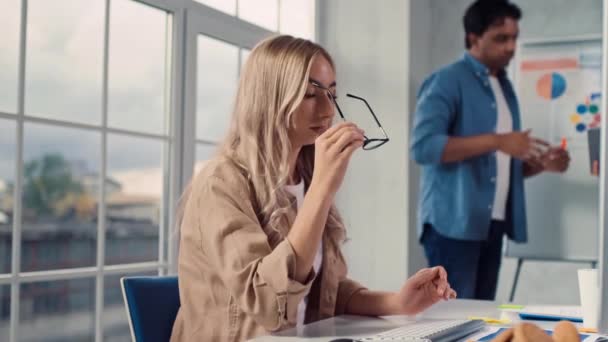 Chica Trabajando Duro Oficina Chica Cansada Que Trabaja Oficina Pone — Vídeos de Stock