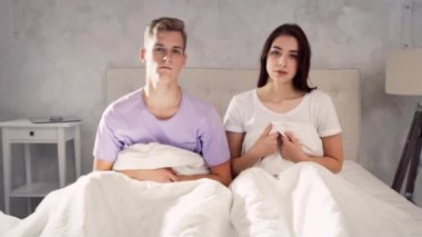 Çok yorgun bir çift yatakta uyuyakalıyor. Yatakta Uyumaya Giden Çift