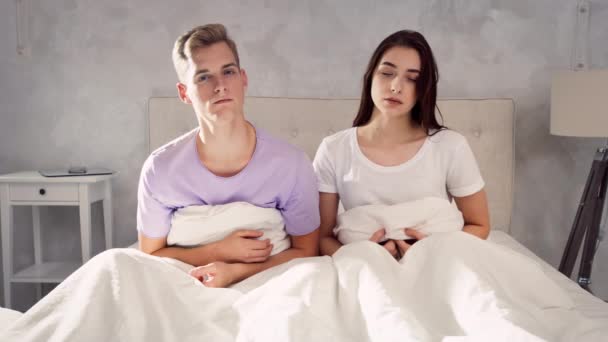 Çok Yorgun Bir Çift Yatakta Uyuyakalıyor Yatakta Uyumaya Giden Çift — Stok video