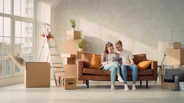 Yeni Evde Tablet Kullanarak Koltukta Oturan Genç Çift Çift Yeni — Stok video
