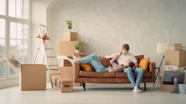 Koltukta oturan çift. Erkek Bacaklarına Uzanan Kız. Çift, New Home Chilling 'de dinleniyor..