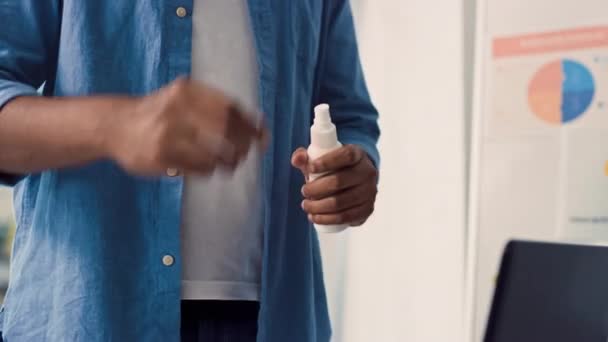 仕事で手防腐剤を使用してインドの男 クリエイティブオフィスでハンドサニタイザーを使用して男 手を閉じて 医療保護 サニタイザー コロナウイルスの概念 — ストック動画