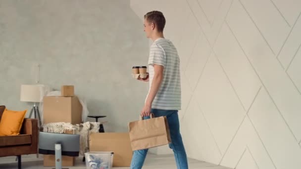 Pasangan Sedang Makan Rumah Man Bring Fast Food Coffee Rumah — Stok Video