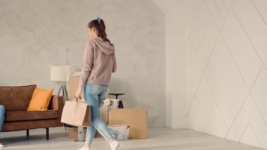 Evde yemek yiyen bir çift. Kız eve fast food ve kahve getiriyor, erkek evde çalışıyor. Çift Yeni Eve Taşındı ve Kahveyle Akşam Yemeği Yiyor.