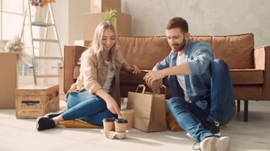 Evde yemek yiyen bir çift. Bir çift New Home 'a taşınmış. Evde Fast Food.