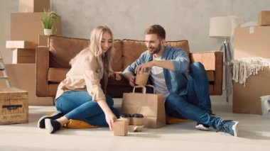 Evde yemek yiyen bir çift. Bir çift New Home 'a taşınmış. Evde Fast Food.