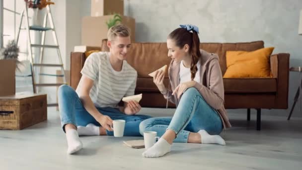 Pareja Comiendo Sándwiches Tomando Tazas Pareja Casa Nueva Cenando Comida — Vídeos de Stock