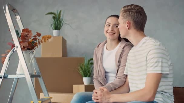 Para Wyglądająca Przez Okno Nowe Mieszkanie Para Przeprowadziła Się Nowego — Wideo stockowe