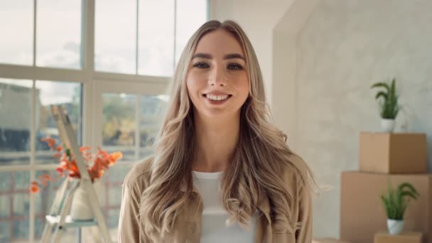 Evde Gülümseyen Genç Kızın Portresi Yeni Eve Taşındı — Stok video