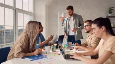 Ofiste çalışan yaratıcı ekip. Takımın sunumu. Ofis ekibi birlikte çalışıyor. Takım Lideri Sunumu.