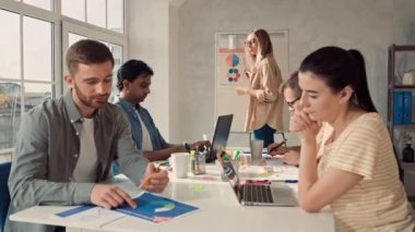 Ofiste çalışan yaratıcı ekip. Takımın sunumu. Ofis ekibi birlikte çalışıyor. Takım Lideri Sunumu.