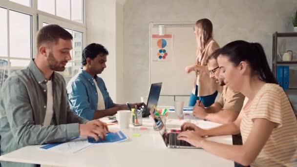Kreativt Team Som Jobbar Kontoret Teamet Gör Presentation Kontorsteamet Samarbetar — Stockvideo