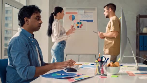 Indian Man Arbetar Creative Office Flicka Och Man Diskuterar Presentation — Stockvideo
