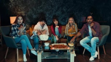TV 'de Korku Filmi İzleyen Arkadaşlar. Evde TV seyrediyorum. Arkadaş Partisi. Korku filmi. Arkadaşlar korktu..