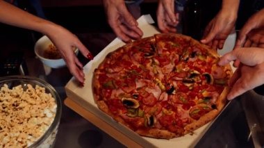 Ev Partisinde Pizza Yiyen Arkadaşlar. Arkadaşların Ev Partisi. Pizza Yiyen Arkadaşlar.