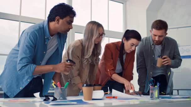 Creatief Team Werkt Aan Tafel Creatief Kantoorwerk Team Ideeën Bespreken — Stockvideo