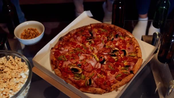 Vrienden Die Pizza Slices Nemen Een Home Party Vrienden Thuis — Stockvideo