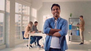 Yaratıcı Ofiste Ayakta Duran Hintli Adam Çarpıştı. Ofis işi günü. Yaratıcı Takım Çalışıyor.