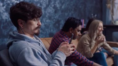 Arkadaşlar evde bira içerek sohbet ediyorlar. Kız telefonda sohbet ediyor. Arkadaşlarla değil. Arkadaşların eğlenirken telefonda yalnız kız sohbeti. Telefon bağımlısı.