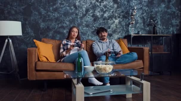 Paare Chillen Hause Konsolenspiele Und Trinken Bier Paar Hause Spiele — Stockvideo