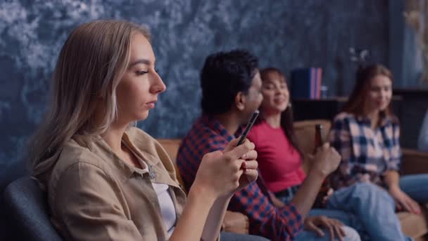 Arkadaşlar Evde Bira Içerek Sohbet Ediyorlar Kız Telefonda Sohbet Ediyor — Stok video