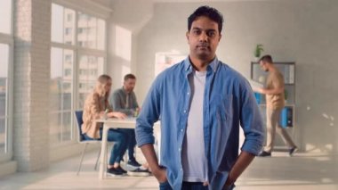 Yaratıcı Ofiste Sırıtan Hintli Adam. Ofiste Yaratıcı Takım Çalışması.