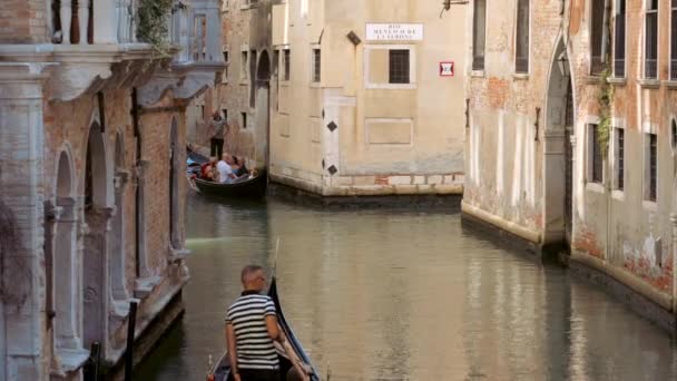 Venice Italy September 2021 Narrow Canal Gondola Venice Italy Architecture — Stock Video