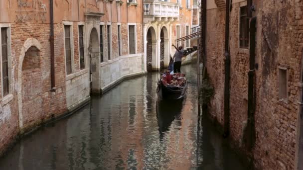 Venice Italy September 2021 Narrow Canal Gondola Venice Italy Architecture — стоковое видео