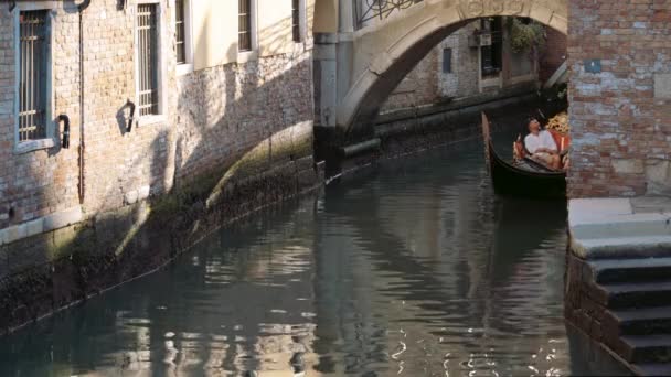 Venice Italy September 2021 Narrow Canal Gondola Venice Italy Architecture — Stock Video