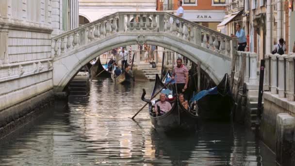 Venice Italy September 2021 Narrow Canal Gondola Venice Italy Architecture — стоковое видео