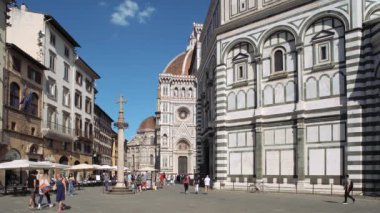 Floransa, İtalya - 4 Haziran 2021: Vaftiz ve Çiçekli Aziz Mary Katedrali önündeki turistler, Santa Maria del Fiore Kattedrali