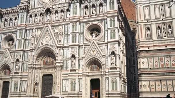 フィレンツェ イタリア 2021年6月4日 洗礼堂と花の聖マリア大聖堂の前で観光客の傾き カテドラーレ サンタ マリア フィオーレ — ストック動画