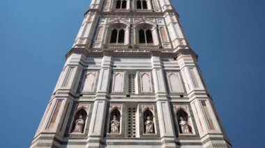 Floransa, İtalya - 4 Haziran 2021: Turistleri Giotto çan kulesi önünde eğmek, Çiçekli Aziz Mary Katedrali