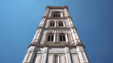 Giotto çan kulesinin mermer cephesinden aşağı eğil, Çiçekli Aziz Mary Katedrali, Floransa, İtalya