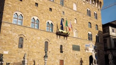 Floransa, İtalya - Haziran 04, 2021: Firenze 'deki Piazza della Signoria' da Vecchio Sarayı 'nın önünde turistleri yatırın