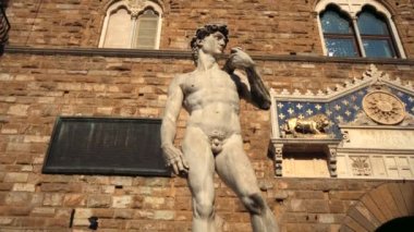 Piazza della Signoria, Floransa, İtalya 'daki Michelangelo' lu Davut heykelinin eğilmesi