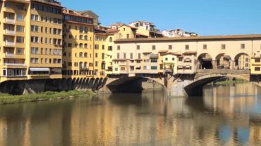 Floransa, İtalya - 4 Haziran 2021: Ponte Vecchio 'da turist akını